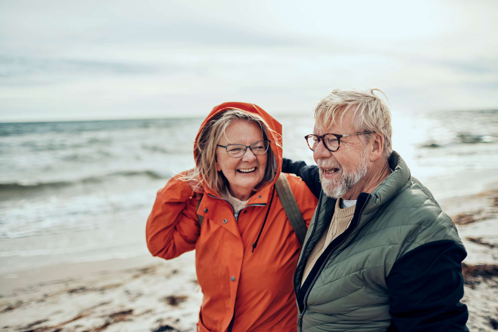 Ett äldre par på en strand.